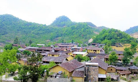 Ngôi làng cổ tích dưới chân núi rồng