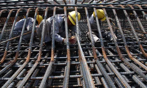 Vì sao giá thép lại giảm mạnh trong mùa cao điểm xây dựng?