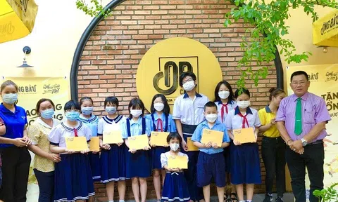 Quỹ phát triển Tài năng Việt của Ông Bầu chắp cánh ước mơ cho học sinh hiếu học tại TP.HCM