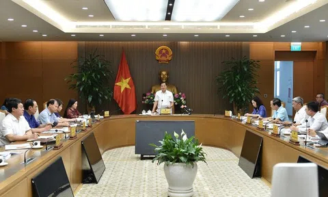 Chưa tăng học phí, kiểm soát chặt giá sách giáo khoa