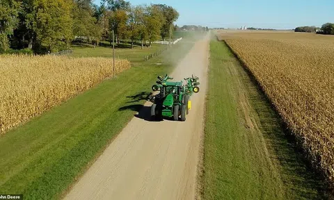 Mỹ ra mắt máy cày không người lái, nông dân chỉ cần ở nhà bấm smartphone