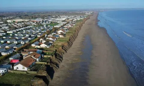 Những người sống bên bờ biển có thể phải di chuyển do biến đổi khí hậu