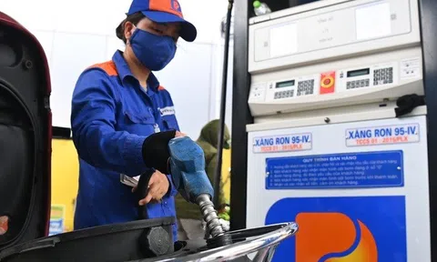 Giá xăng lần đầu giảm sau gần 3 tháng