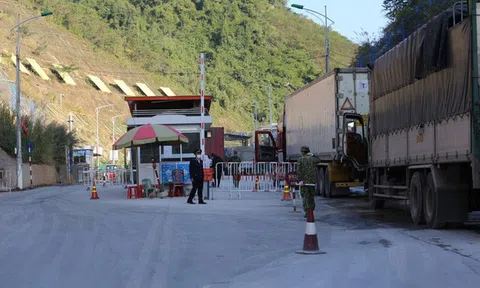 Trung Quốc lại “khóa” toàn bộ cửa khẩu số II Kim Thành, Lào Cai