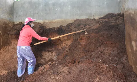 Người dân tự sản xuất phân bón hữu cơ để canh tác nông nghiệp