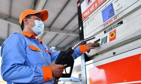 Giá xăng giảm mạnh, về sát mốc 26.000 đồng/lít