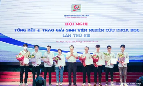 Sinh viên Đại học Công nghiệp Hà Nội thành công với nghiên cứu “dây chuyền làm bánh trung thu tự động”