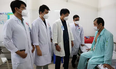 Phẫu thuật loại bỏ 15 lít dịch mật cứu người đàn ông vỡ túi mật do bị tai nạn giao thông