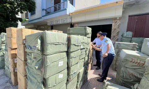 Phát hiện kho hàng nước hoa, mỹ phẩm nghi giả thương hiệu Chanel, Gucci