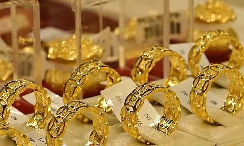 Giá vàng tiếp tục tăng nóng