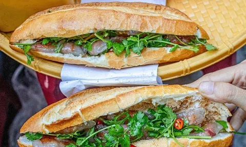 Đến Đà Nẵng, chạy xe tìm đặc sản bánh mì nhân bột lọc bán rong