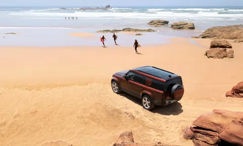 Land Rover Việt Nam công bố giá mẫu xe Defender 130 mới