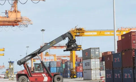 8 tháng, thu ngân sách từ hoạt động xuất nhập khẩu bằng 99,3% dự toán năm