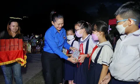 “Sân chơi đường phố” – "Đêm hội trăng rằm" cho trẻ em có hoàn cảnh khó khăn tại thành phố mới Bình Dương