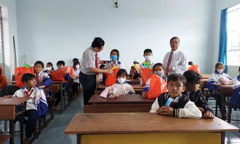 Trung thu yêu thương đến với buổi khai giảng nơi vùng sâu