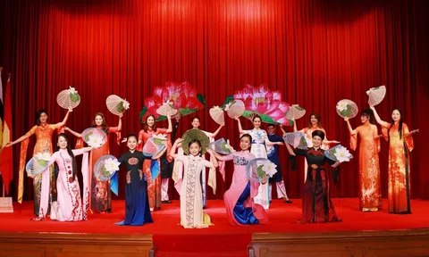 ‘Hoàng Thành Thăng Long-Dấu ấn Vàng Son’: Lan tỏa giá trị áo dài Việt