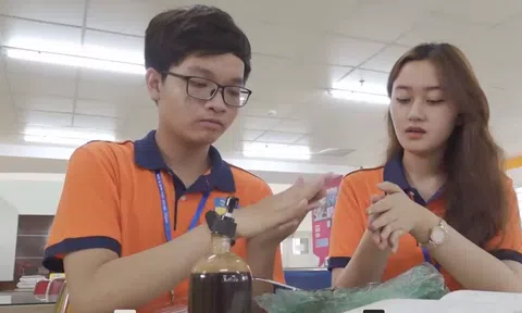 Sinh viên làm nước rửa chén từ bã cà phê