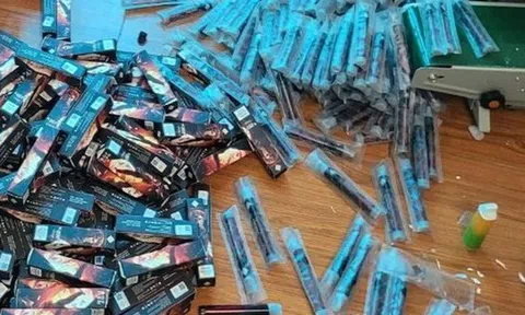 Hà Nội: Phát hiện cơ sở lắp ráp hàng nghìn linh kiện nghi làm giả thuốc lá điện tử