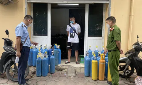 Liên tiếp phát hiện nhiều bình 'khí cười' N2O không rõ nguồn gốc xuất xứ tại Hà Nội