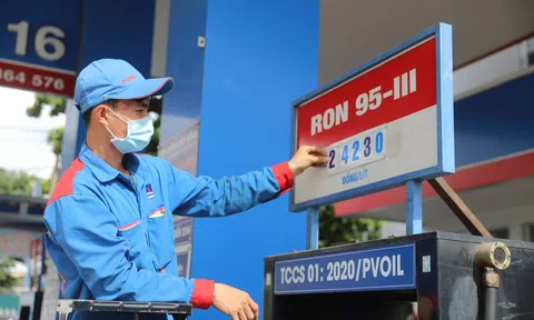 Hé lộ nguyên nhân vì sao giá xăng dầu lại giảm mạnh?