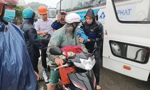 Thép Hòa Phát hỗ trợ người dân địa phương nơi tránh trú bão an toàn