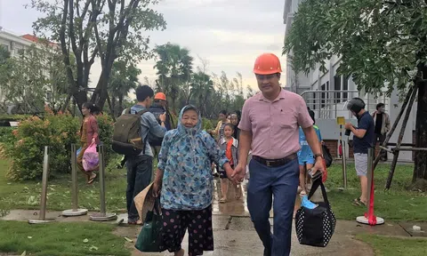 Thép Hòa Phát Dung Quất hỗ trợ xe chở người dân về nhà sau cơn bão Noru