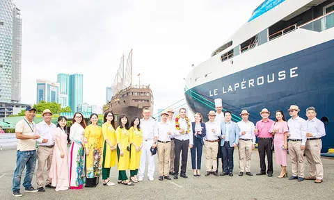 TP.HCM đón đoàn khách tàu biển đầu tiên cập cảng du lịch
