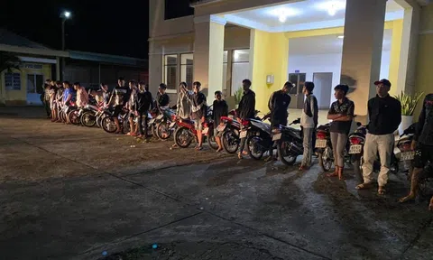 Sóc Trăng: Giao hàng chục đối tượng đua xe, gây rối trật tự cho công an xử lý