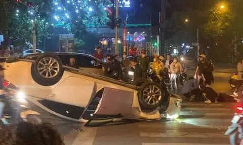 Ô tô hất văng 2 người đi xe máy trên phố Liễu Giai