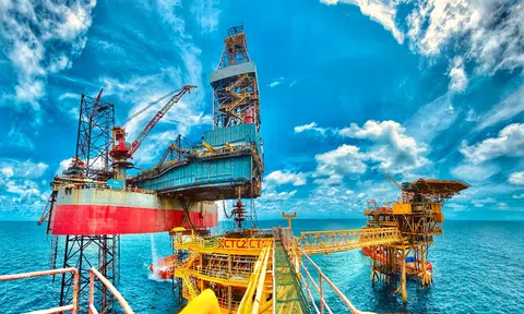 Giàn khai thác Cá Tầm 2 đón dòng dầu đầu tiên