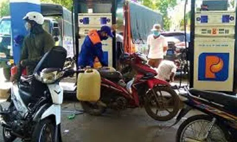 Bộ Công Thương: Pháp luật không cấm người dân mua xăng bằng can, chai