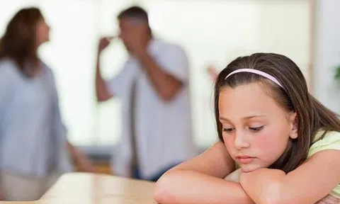 Bố mẹ ham điện thoại – Những đứa trẻ bơ vơ