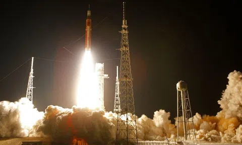 Tàu vũ trụ Orion chụp những hình ảnh đầu tiên về Mặt trăng