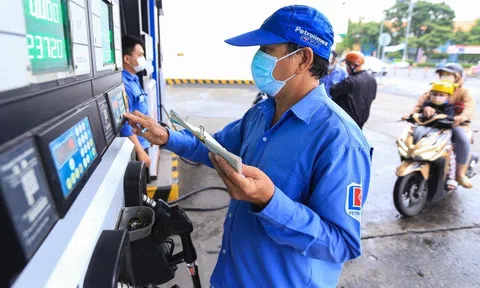 Giá xăng dầu giảm nhẹ sau 4 lần tăng liên tiếp