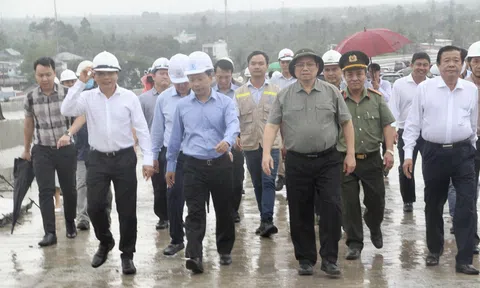 Thủ tướng Phạm Minh Chính kiểm tra, đôn đốc thi công cầu Mỹ Thuận 2 và cao tốc Mỹ Thuận - Cần Thơ