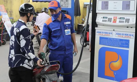 Từ 15 giờ chiều nay, giá xăng giảm tiếp 500 đồng/lít