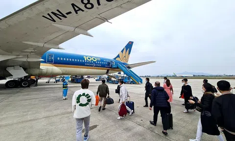 Khách đi máy bay “choáng váng” vì giá vé dịp Tết quá cao