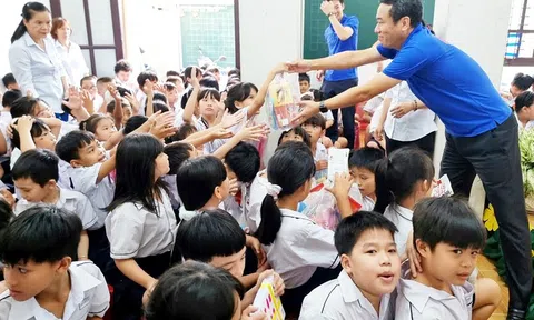 Trao tặng quà Tết cho trẻ em đang học tập tại “Chương trình bạn trẻ em đường phố”