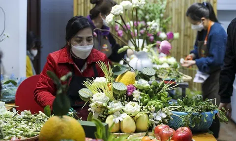 Cận tết, dịch vụ gói hoa cúng, mâm ngũ quả hốt “bạc triệu”