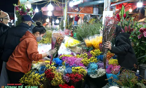 Rộn ràng chợ hoa Hà Nội đêm 29 Tết