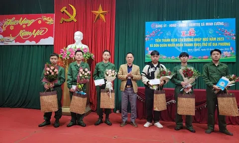 Xã Minh Cường (Thường Tín): Tặng quà, động viên tân binh trước khi lên đường nhập ngũ