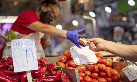 Nền kinh tế Pháp thoát khỏi nguy cơ suy thoái