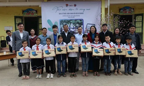 Viện nghiên cứu Truyền thống và Phát triển kết nối “Thư viện điện tử vùng cao” đến với học sinh