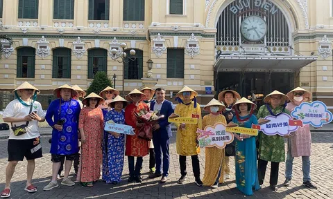 TP.HCM đón đoàn du khách đầu tiên của Trung Quốc sau đại dịch Covid-19