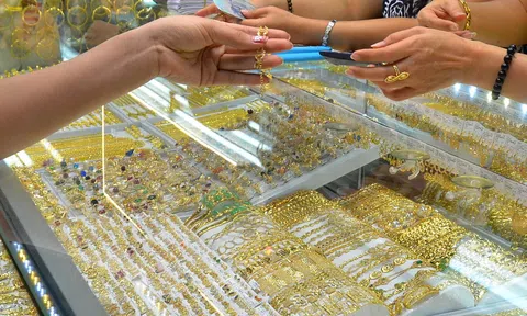 Áp lực chốt lời, giá vàng giảm sâu