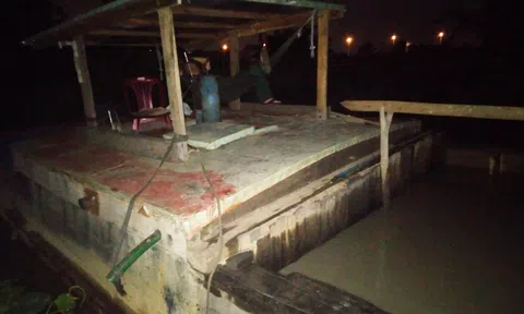 TP. Hồ Chí Minh: Trạm Biên phòng Cửa khẩu cảng Nhà Rồng bắt giữ 2 ghe khai thác cát trái phép