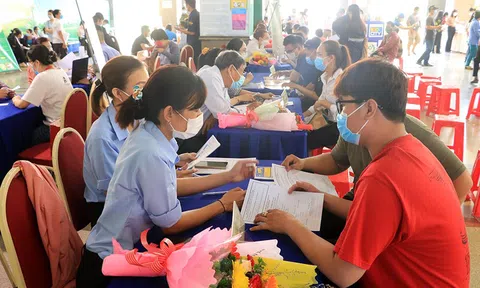 Thủ tướng yêu cầu tìm giải pháp hỗ trợ người lao động mất việc làm