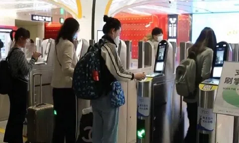 Công nghệ quét vân lòng bàn tay thanh toán vé tàu tại Trung Quốc