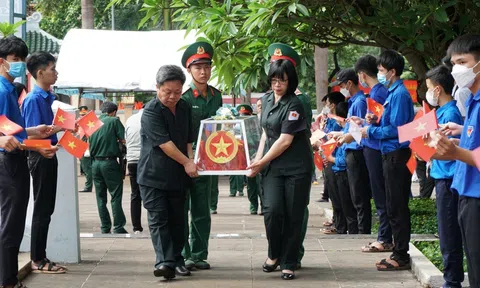 Đón liệt sĩ về với đất Mẹ Việt Nam