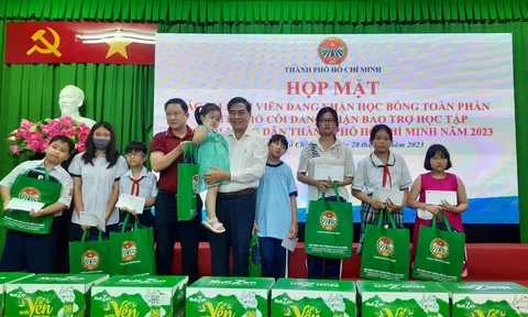 Hội Nông dân TP. Hồ Chí Minh trao học bổng cho học sinh, sinh viên có hoàn cảnh khó khăn
